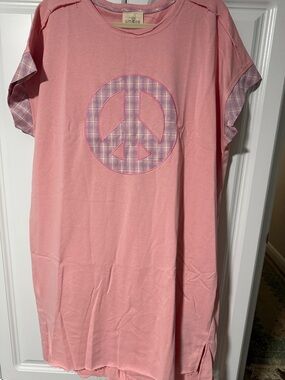 Umgee Large Pink Peace Sign Tee shirt Dress. Super comfy perfect for everyday.